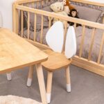 Ensemble Table et 2 Chaises Oreilles Lapin en Bois Naturel | Design Bunny - Table et Chaise Enfant Montessori Cozy Kids | Mobilier Bois Naturel