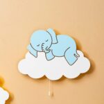 Veilleuses Murales LED Éléphant & Agneau sur Nuages en Bois Peint à la Main - Veilleuse LED Bébé Cozy Kids | Nuage ou Ours en Bois Naturel