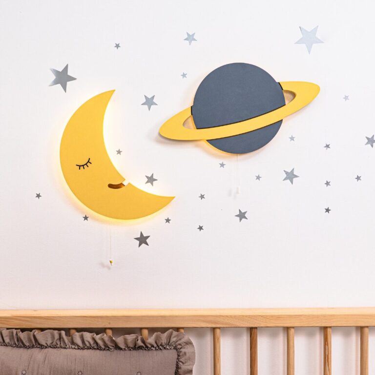Veilleuses Murales LED Lune & Planète en Bois Peint à la Main | Thème Espace - Veilleuse LED Bébé Cozy Kids | Nuage ou Ours en Bois Naturel