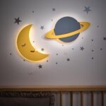 Veilleuses Murales LED Lune & Planète en Bois Peint à la Main | Thème Espace - Veilleuse LED Bébé Cozy Kids | Nuage ou Ours en Bois Naturel