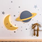 Veilleuses Murales LED Lune & Planète en Bois Peint à la Main | Thème Espace - Veilleuse LED Bébé Cozy Kids | Nuage ou Ours en Bois Naturel