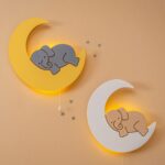 Veilleuse Murale LED Éléphant sur Lune en Bois Peint à la Main - Veilleuse LED Bébé Cozy Kids | Nuage ou Ours en Bois Naturel
