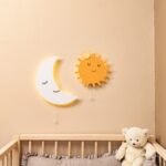 Veilleuse Murale LED Soleil avec Couronne en Bois Peint à la Main - Veilleuse LED Bébé Cozy Kids | Nuage ou Ours en Bois Naturel