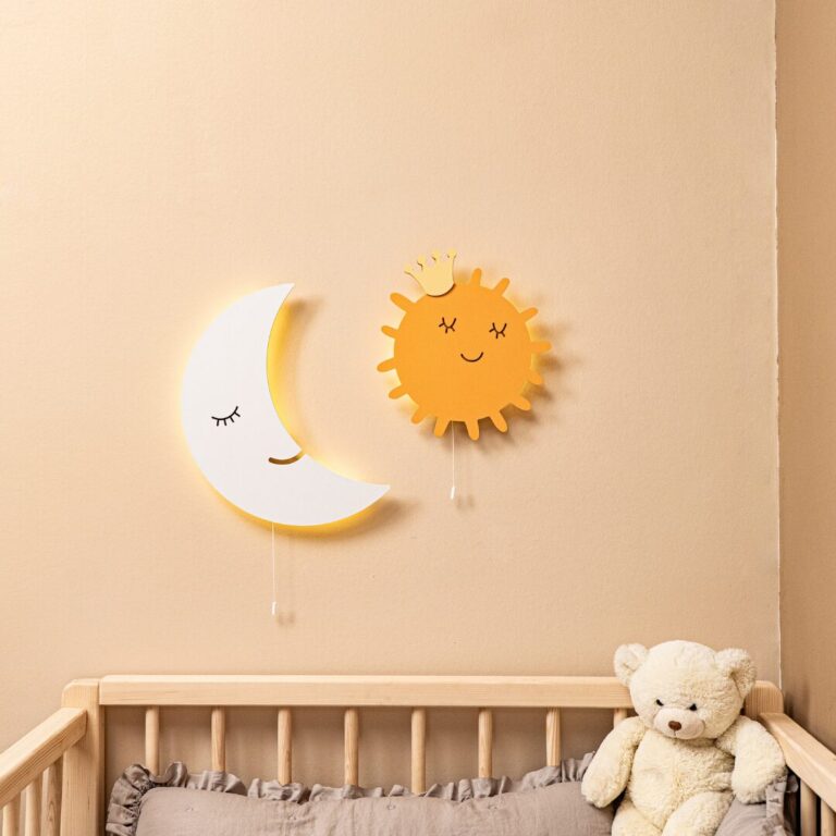 Veilleuse Murale LED Soleil avec Couronne en Bois Peint à la Main - Veilleuse LED Bébé Cozy Kids | Nuage ou Ours en Bois Naturel