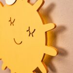 Veilleuse Murale LED Soleil avec Couronne en Bois Peint à la Main - Veilleuse LED Bébé Cozy Kids | Nuage ou Ours en Bois Naturel