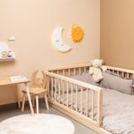 Veilleuse Murale LED Soleil avec Couronne en Bois Peint à la Main - Veilleuse LED Bébé Cozy Kids | Nuage ou Ours en Bois Naturel