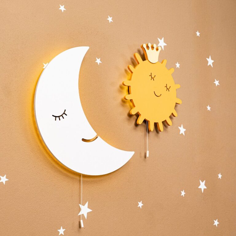 Veilleuse Murale LED Soleil avec Couronne en Bois Peint à la Main - Veilleuse LED Bébé Cozy Kids | Nuage ou Ours en Bois Naturel