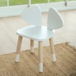 Table et chaises pour enfants blanches.