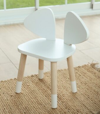 Table et chaises pour enfants blanches.