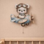 Veilleuse murale ours blanc avion aquarelle LED, 31×30 cm, ép. 8 mm. Illustration douce, interrupteur cordon. Chambre bébé thème avion. Livraison Europe.