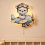 Veilleuse murale ours blanc avion aquarelle LED, 31×30 cm, ép. 8 mm. Illustration douce, interrupteur cordon. Chambre bébé thème avion. Livraison Europe.