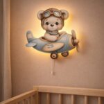 Veilleuse murale ours blanc avion aquarelle LED, 31×30 cm, ép. 8 mm. Illustration douce, interrupteur cordon. Chambre bébé thème avion. Livraison Europe.