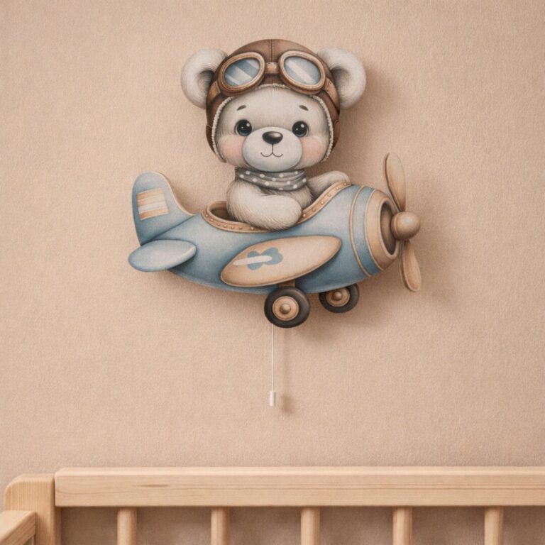 Veilleuse murale ours blanc avion aquarelle LED, 31×30 cm, ép. 8 mm. Illustration douce, interrupteur cordon. Chambre bébé thème avion. Livraison Europe.